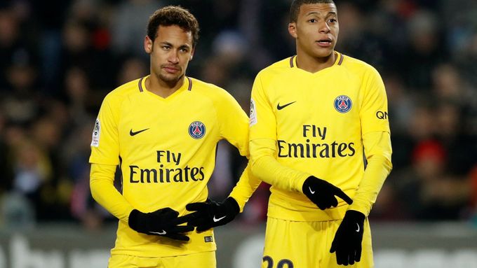 Zklamané útočné duo Neymar (vlevo) a Kylian Mbappé po prohře Paris St. Germain se Štrasburkem