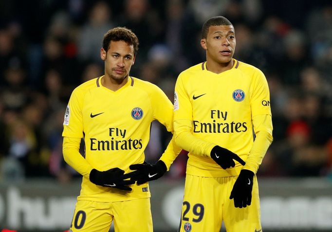 Zklamané útočné duo Neymar (vlevo) a Kylian Mbappé po prohře Paris St. Germain se Štrasburkem