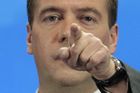 Medveděv přiznal spory s Putinem, kandidaturu neoznámil