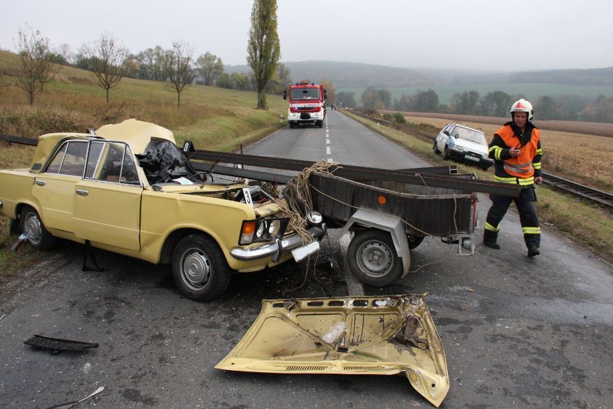 Nezajištěné traverzy probodly auto