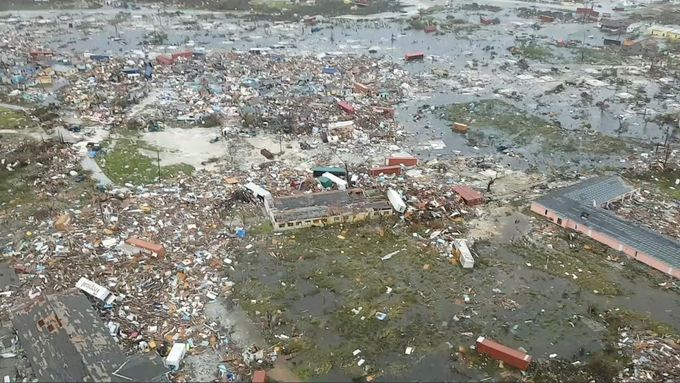 "Je to hotová apokalypsa." Letecké snímky ukázaly, jak hurikán zpustošil Bahamy