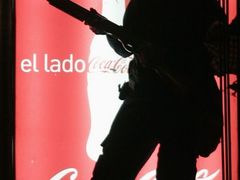 Policista hlídkuje během nepokojů v Caracasu