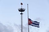 Kuba: Na náměstí Revoluce visí vlajka na půl žerdi.