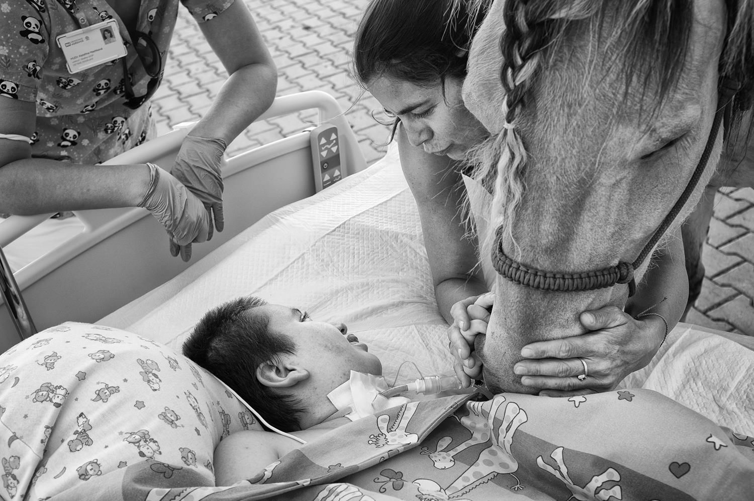 Michael Hanke: Naděje (snímky ze souboru, který vznikl na oddělení dlouhodobé a intenzivní ošetřovatelské péče pro děti v nemocnici v Hořovicích).