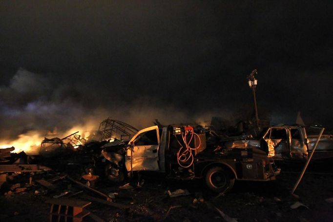 Na fotografii vidíte trosky továrny na hnojiva, kde k ničivé explozi došlo ve středu ve dvacet hodin místního času (čtvrtek, 3:00 SELČ).