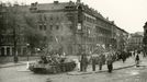 Praha-Smíchov, 6. května 1945. Sovětské tanky T-34 dorazily do Prahy o tři dny dříve než ty z Rudé armády. Jen na nich seděli Rusové či Ukrajinci v uniformách wehrmachtu