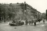 Praha-Smíchov, 6. května 1945. Legendární sovětské tanky T-34 dorazily do Prahy o tři dny dříve než ty z Rudé armády. Jen na nich neseděli rudoarmějci, nýbrž Rusové či Ukrajinci v uniformách wehrmachtu.