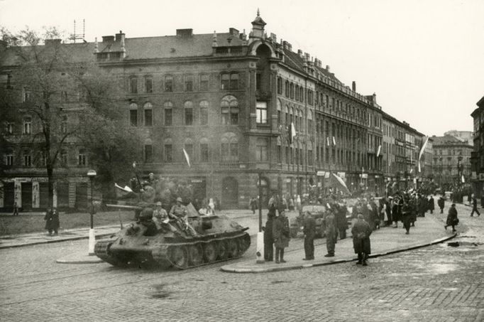 Praha-Smíchov, 6. května 1945. Sovětské tanky T-34 dorazily do Prahy o tři dny dříve než ty z Rudé armády. Jen na nich seděli Rusové či Ukrajinci v uniformách wehrmachtu