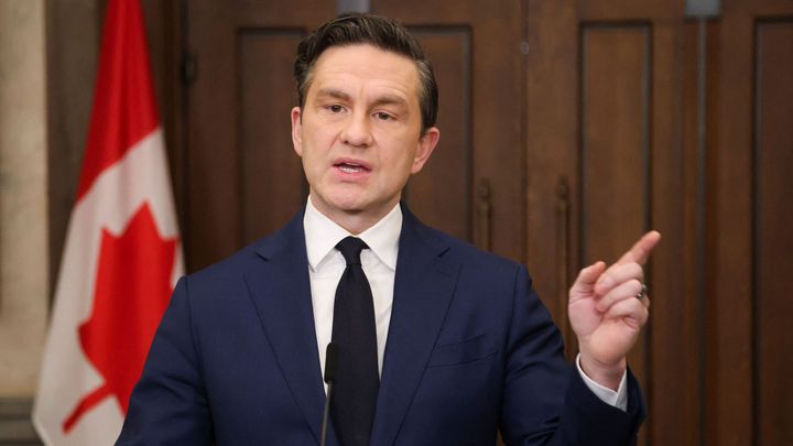 Do čela kanadské vlády míří výmluvný Poilievre, proslul jako břitký komentátor