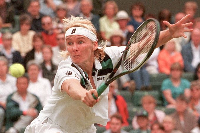 Tenistka Jana Novotná v roce 1998. Na snímku během tenisového turnaje na Wimbledonu, kde v roce získala grandslamový titul.