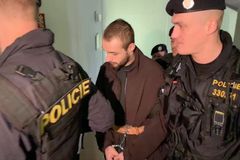 Obvinění vraždy čerpadlářky zůstávají ve vazbě, střelci hrozí až výjimečný trest
