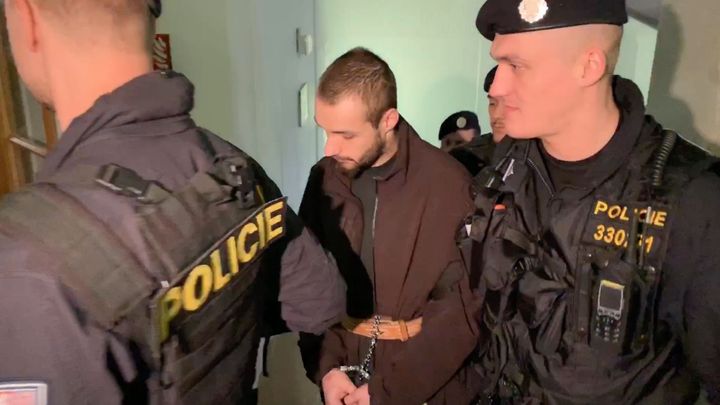 Soud poslal oba podezřelé z vraždy čerpadlářky do vazby. Jsem nevinný, křičel jeden