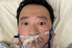 Číňané uctili památku lékaře, který varoval před koronavirem. Zemřel před rokem