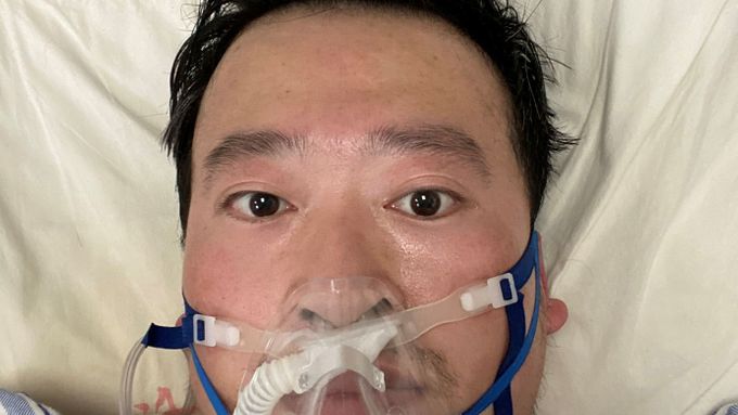 Čínský lékař Li Wen-liang jako jeden z prvních varoval před epidemií koronaviru, policie ho umlčela, pak se sám nakazil a ve 34 letech zemřel.