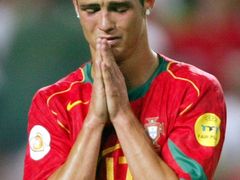 Když Portugalsko v roce 2004 nevyužilo šanci na první titul z Eura, Ronaldo to oplakal.