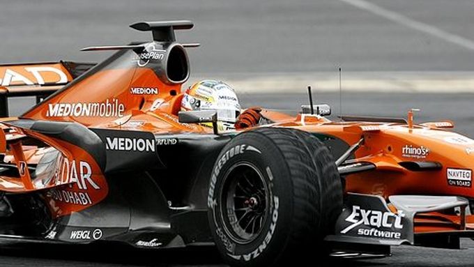 Adrian Sutil za volantem monopostu F1  Spyker.