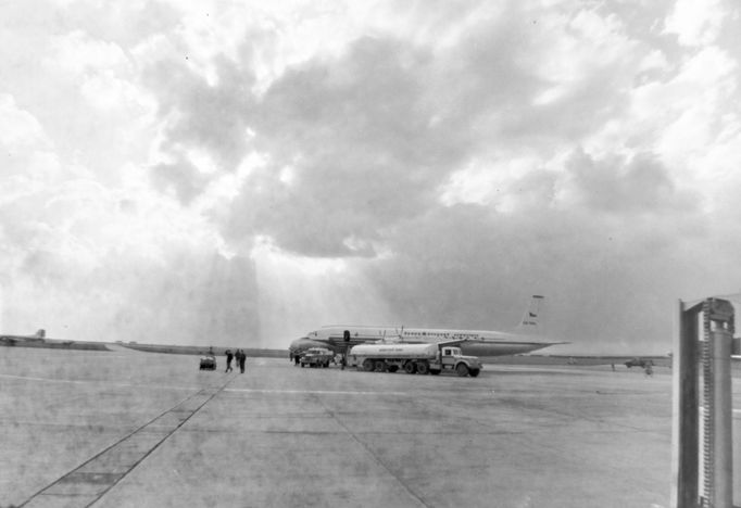 Letadlo ČSA Iljušin Il-18 při tankování, lokace neuvedena, rok 1960. Fotografie z historie ČSA, které v říjnu 2023 oslavily výročí 100 let své existence.