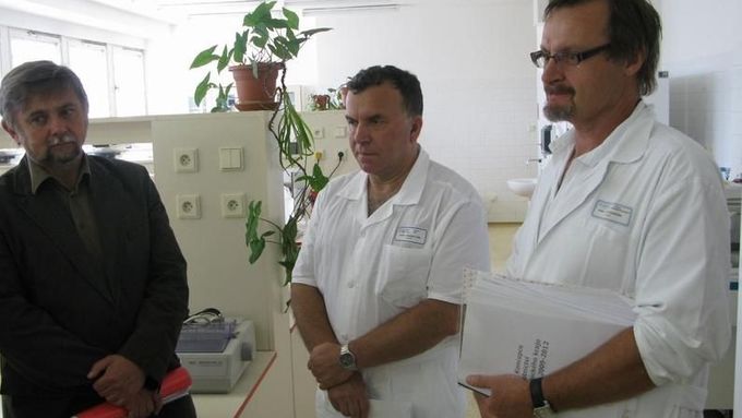 Bývalý ředitel nemocnice Martin Procházka (vlevo) a jeho dočasný nástupce Jiří Řezníček (uprostřed)