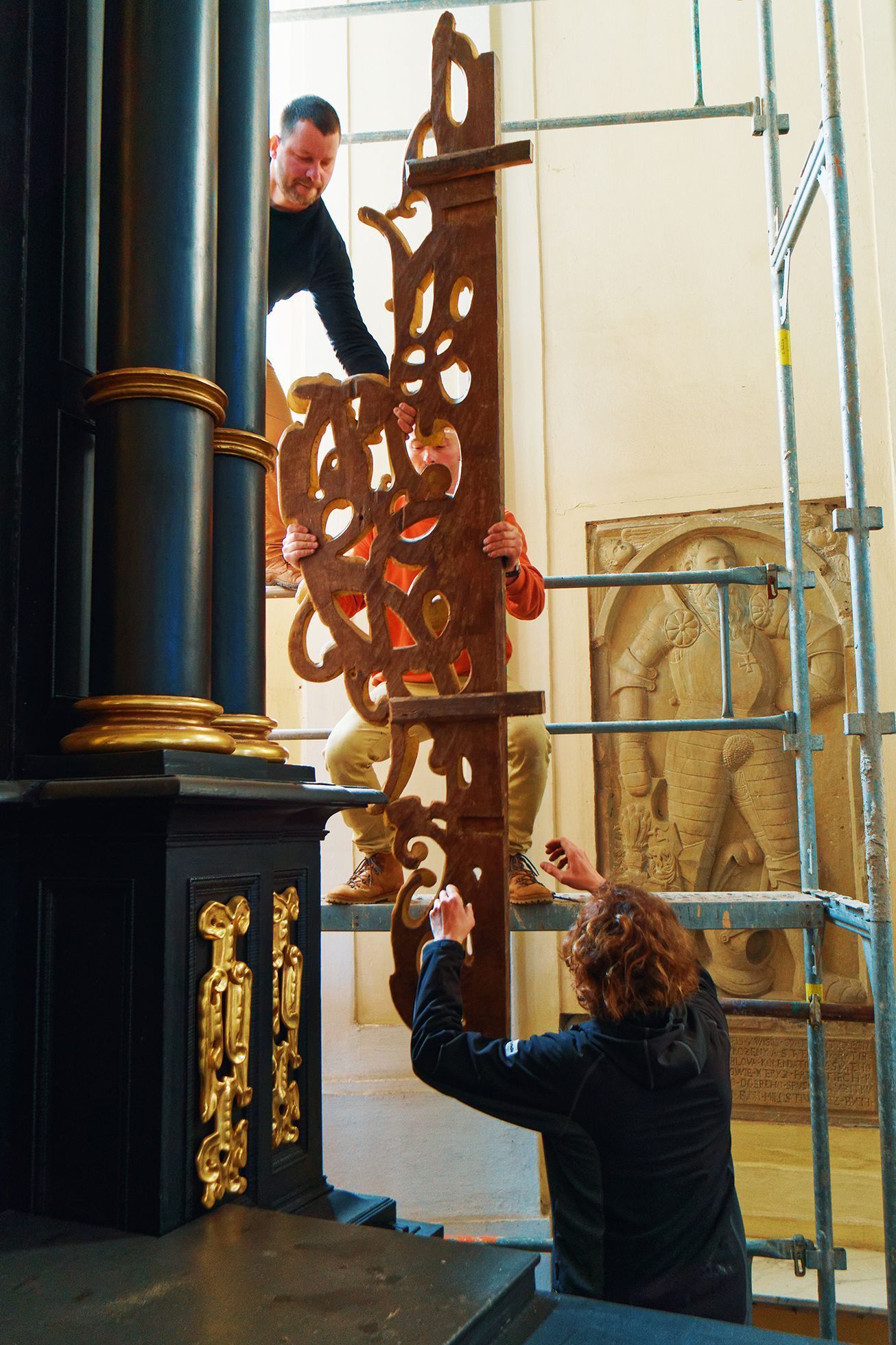 Rozebírání oltáře v kostele sv. Janů v Opavě před opravou popraskané klenby, květen 2023