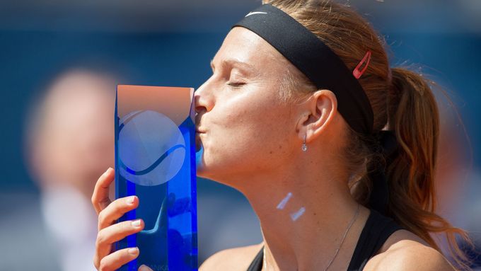 Lucie Šafářová s pohárem pro vítězku pražkého Openu.