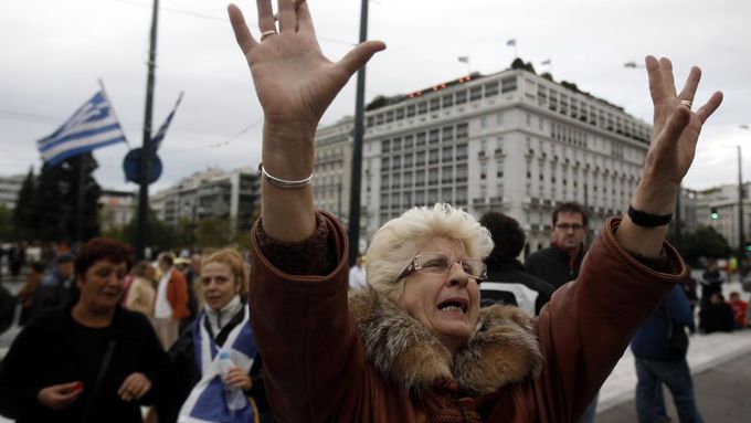 Žena na nedělní demonstraci v centru Atén.