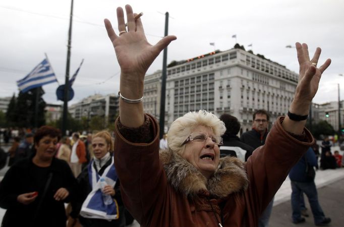 Žena na nedělní demonstraci v centru Atén.