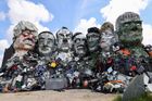 Macron, Biden nebo Merkelová z elektroodpadu. Umělci vytvořili parodii Mount Rushmore