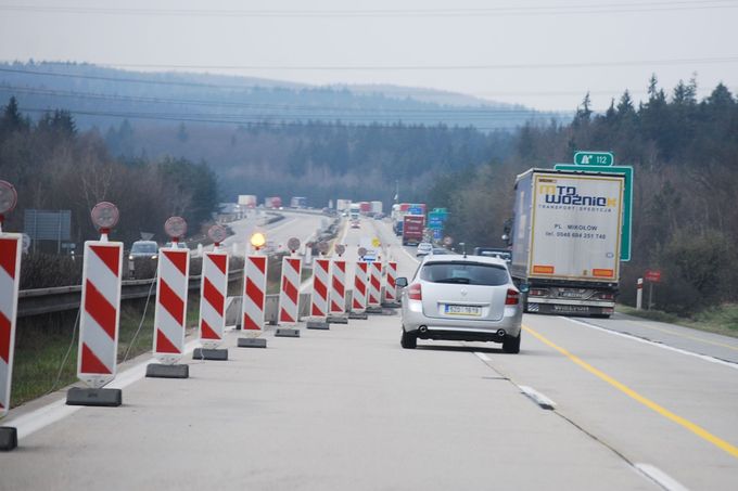 Na 112. kilometru se řidiči jedoucí od Brna poprvé setkají s uzavřenou polovinou dálnice. Místo je přehledné a dobře značené. Při běžném provozu zde problémy nevzniknou.