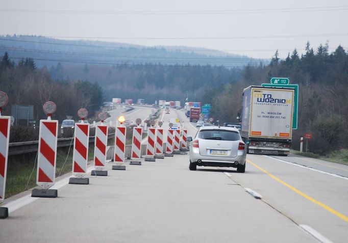 Na 112. kilometru se řidiči jedoucí od Brna poprvé setkají s uzavřenou polovinou dálnice. Místo je přehledné a dobře značené. Při běžném provozu zde problémy nevzniknou.