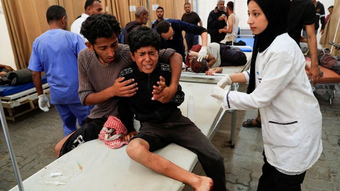 Přes 50 lidí zabila v úterý ráno izraelská střelba u jednoho z center humanitární pomoci v Pásmu Gazy. Aktuální snímek je z Násirovy nemocnice na jihu pásma.