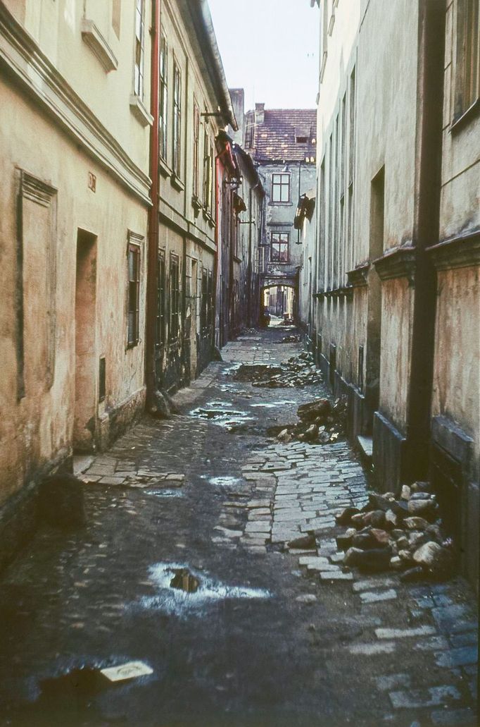 Hradební ulička, romanticky nevábný kout města. Květen 1965.