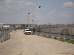 Plot, který Američané na hranici s Mexikem staví, má ilegální imigranty odradit