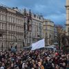 Střelba na Filozofické fakultě UK - pieta - obejmutí školy, zpěv, zármutek, studenti