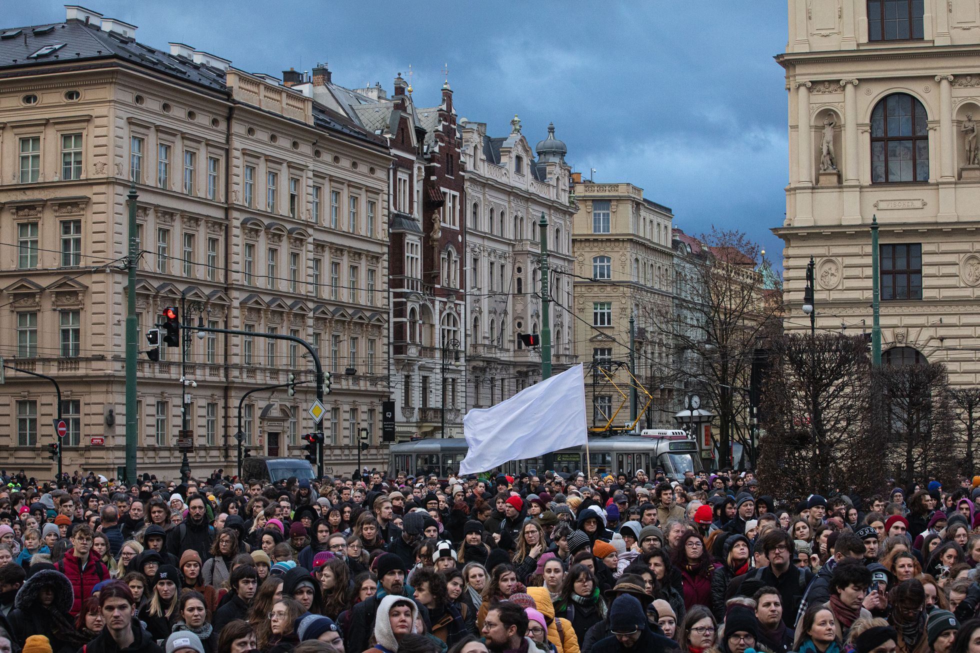 Střelba na Filozofické fakultě UK - pieta - obejmutí školy, zpěv, zármutek, studenti