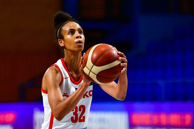 Basketbalistka Pamela Therese Effangová v zápase české reprezentace.