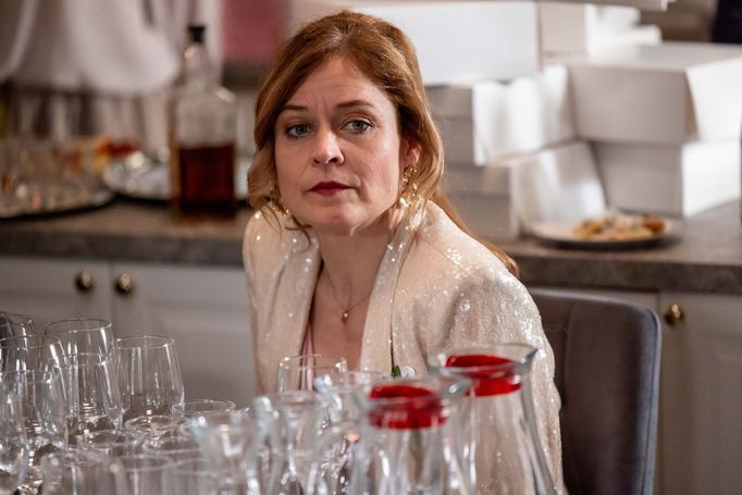 Zuzana Zlatohlávková v rodinném seriálu Bratři a sestry, který řeší, co mohou způsobit výsledky jednoho testu DNA.