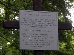 Kříž na místě vražd vztyčil před 14 dny Čech Petr Zemánek s přáteli