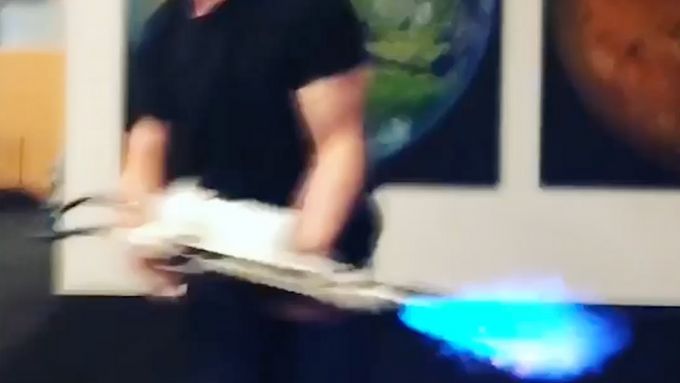 Elon Musk na svém Instagramu představil plamenomet