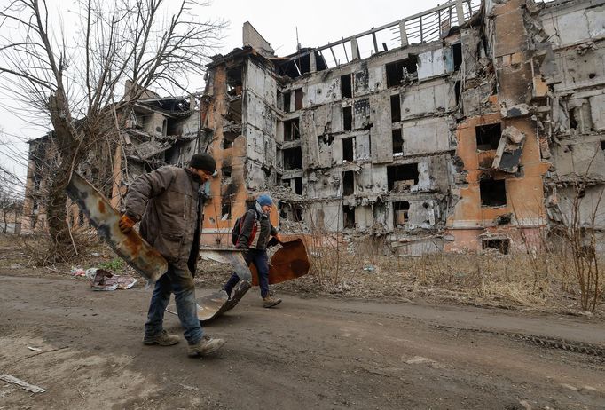 Ruskem okupované ukrajinské město Mariupol rok od útoku na tamní divadlo.