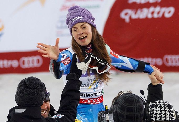 Tina Mazeová slaví triumf v super G na MS ve Schladmingu.