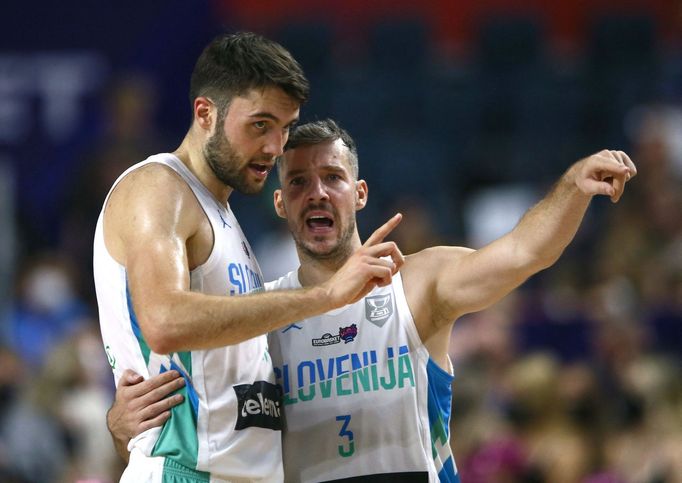 Basketball - EuroBasket Championship - Group A - Slovenia v Lithuania - Cologne Arena, Cologne, Germany- September 1, 2022 Slovenia's Mike Tobey and Goran Dragic REUTERS/