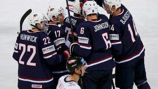 Hokejisté USA se radují z gólu v utkání MS v hokeji proti Rakousku.
