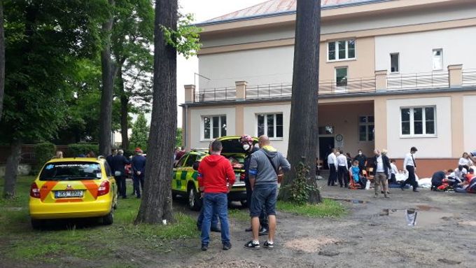 Záchranáři v pátek dopoledne ošetřili v Sokolově dvacet studentů střední policejní školy v Komenského ulici.
