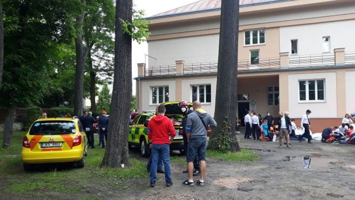 Kolaps dvaceti studentů v Sokolově způsobila zřejmě davová psychóza, tvrdí policisté; Zdroj foto: ČTK