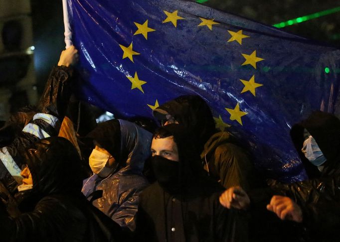 Protesty v Gruzii po rozhodnutí vládnoucí strany pozastavit přístupová jednání s EU