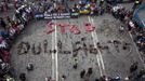 Animal rights protesters lie covered in fake blood and black paint as they form the words "Stop bullfighting" during a demonstration calling for the abolition of bull runs and bullfights, a day before the start of the famous running of the bulls San Fermin festival, in Pamplona July 5, 2012. The annual week-long fiesta gets underway July 6, with the first bull run in the morning of July 7. REUTERS/Susana Vera (SPAIN - Tags: CIVIL UNREST SOCIETY TPX IMAGES OF THE DAY POLITICS) Published: Čec. 5, 2012, 11:52 dop.