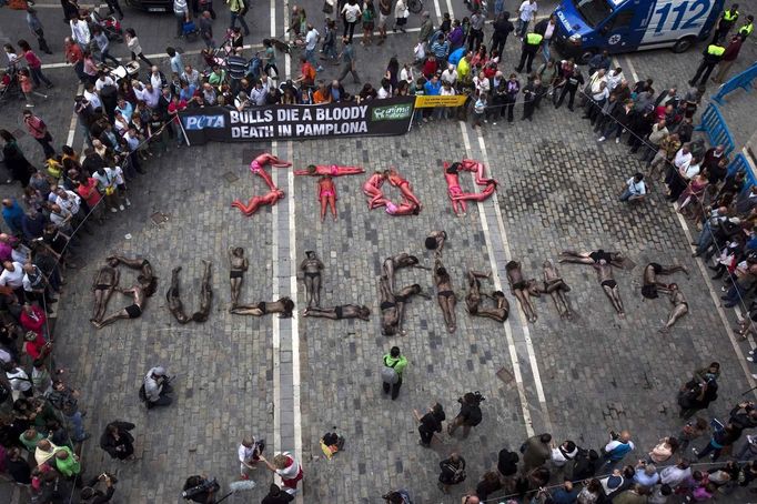 Animal rights protesters lie covered in fake blood and black paint as they form the words "Stop bullfighting" during a demonstration calling for the abolition of bull runs and bullfights, a day before the start of the famous running of the bulls San Fermin festival, in Pamplona July 5, 2012. The annual week-long fiesta gets underway July 6, with the first bull run in the morning of July 7. REUTERS/Susana Vera (SPAIN - Tags: CIVIL UNREST SOCIETY TPX IMAGES OF THE DAY POLITICS) Published: Čec. 5, 2012, 11:52 dop.