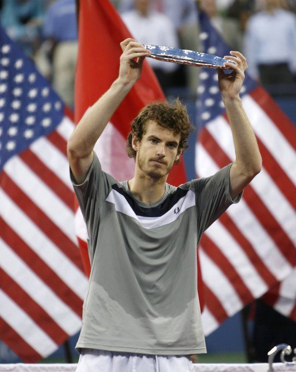 Smutný Andy Murray s trofejí