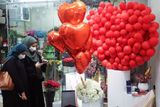 Ženy v saúdskoarabském Rijádu kupují květiny a valentýnské dekorace.