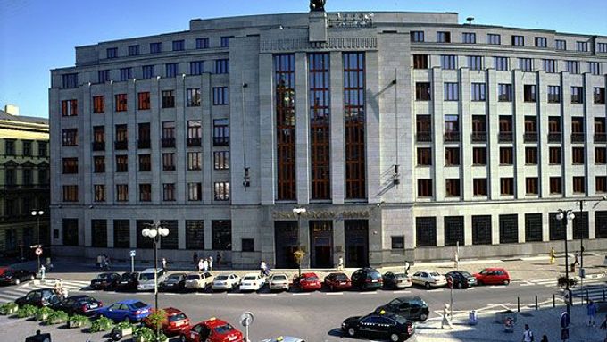 Hlavní průčelí budovy České národní banky v centru Prahy naproti Obecnímu domu